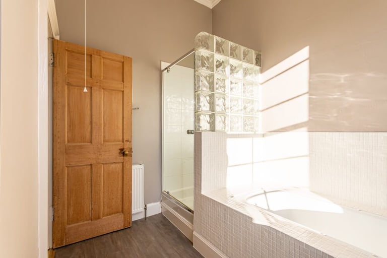 Incredible, 2 bedroom, 2nd floor property north of Edinburgh’s New Town – available November