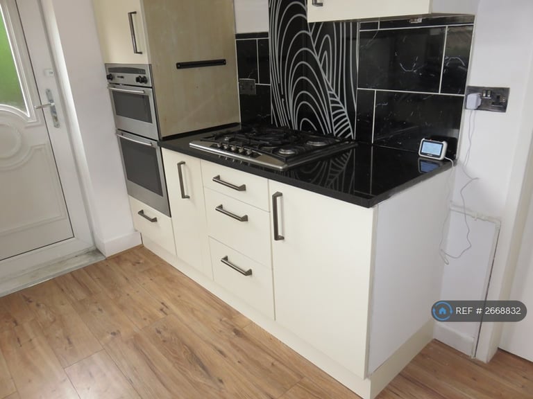 3 bedroom house in Oak Lane, Whitefield, Manchester, M45 (3 bed) (#2668832)