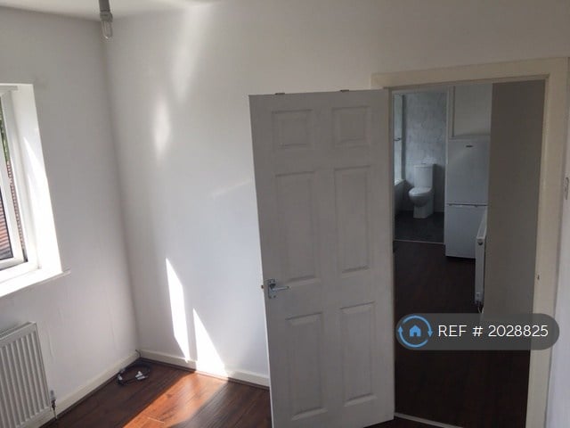 2 bedroom flat in Highfield Road, Widnes, WA8 (2 bed) (#2028825)