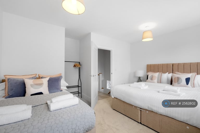 3 bedroom house in Green Park Village, Reading, RG2 (3 bed) (#2562802)