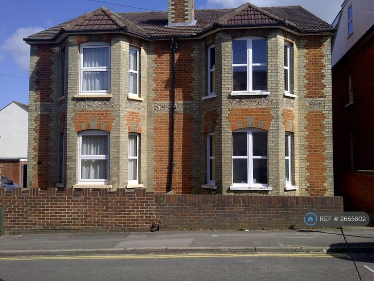 6 bedroom house in Artillery Road, Guildford, GU1 (6 bed) (#2665802)