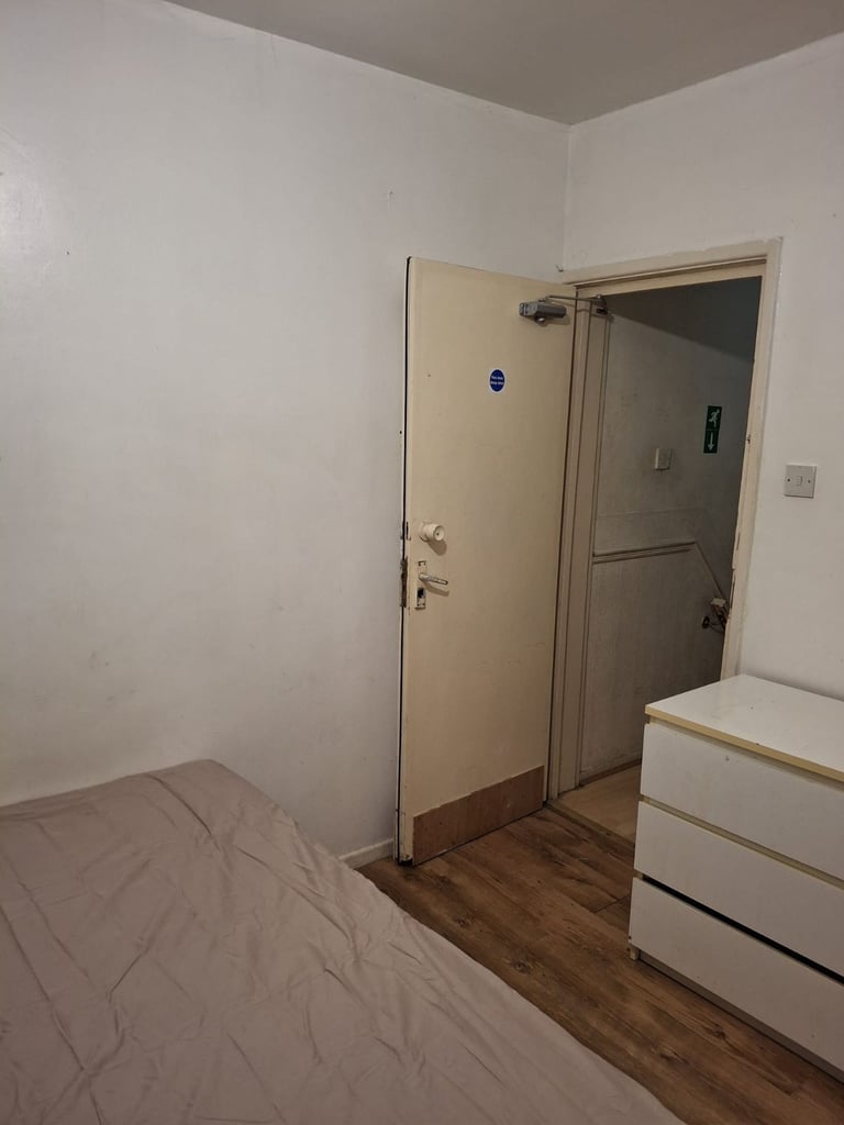 Double room to let rent  in central Swindon town home