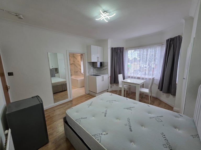 image for BRIGHT & SPACIOUS,FURNISHED,STUDIO - PROFESSIONALS-SINGLE | COUPLE. LOCATED IN Canons Park-Edgware 