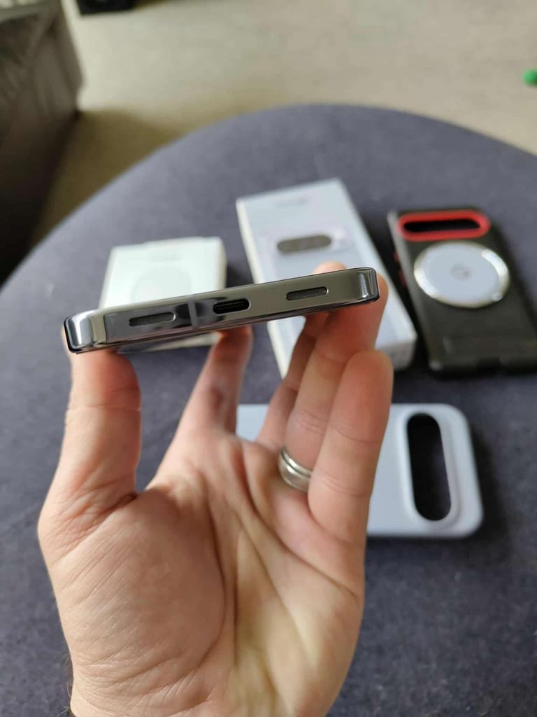 Google pixel 10 pro xl 256gb Moonstone & Pixelsnap charger & Ring stand  & Original google case 