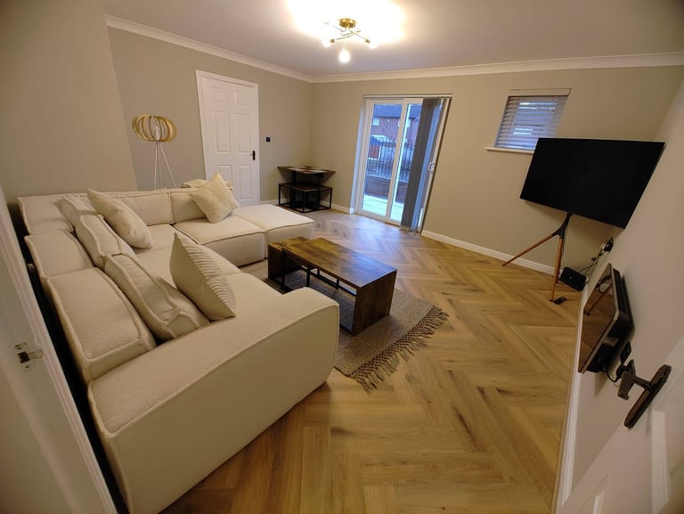 New 2 Bedroom Apartment In Manchester - Stretford - Old Trafford Close To City Centre With Parking