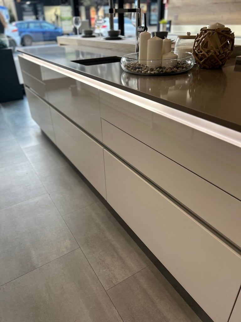 60% OFF - Sahara Lux Ex-display Kitchen for sale + Siemens Appliances & Quartz Worktop included