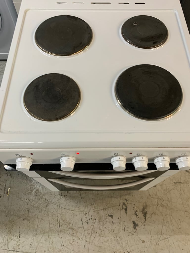 Curry’s 60 cm wide freestanding electric double oven like new condition