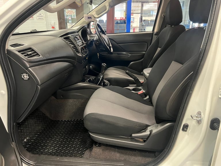 2020 Mitsubishi L200 4LIFE 2.3DI-D 150PS 4X4 DOUBLE CAB PICK UP C/W REAR PRO TOP (EURO 6) PICK UP...