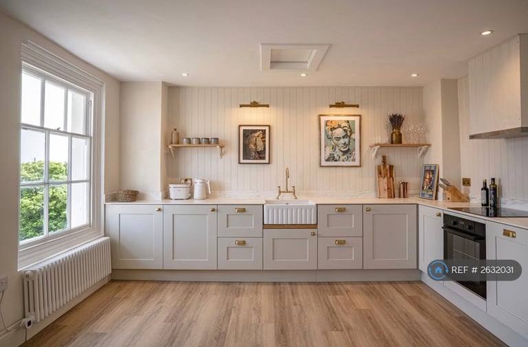 1 bedroom flat in Trinity Square, Margate, CT9 (1 bed) (#2632031)