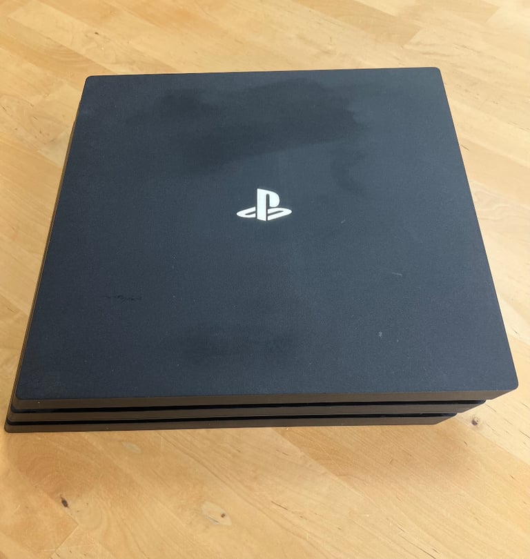PS4 Pro + controller