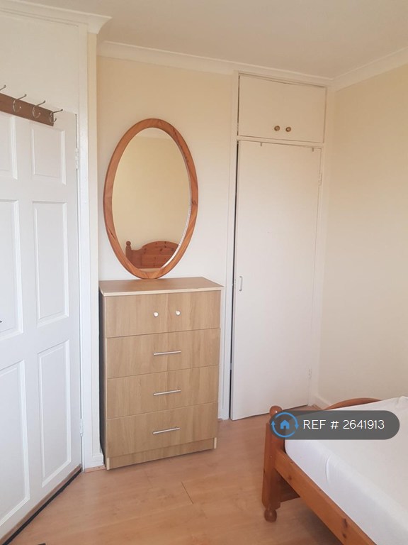 5 bedroom flat in Lorrimore Square, London, SE17 (5 bed) (#2641913)