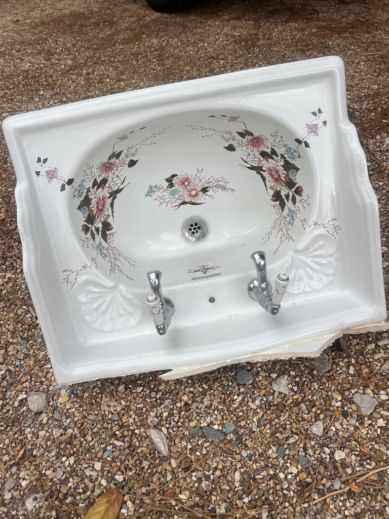 FLoral Sanitan Basin and Taps