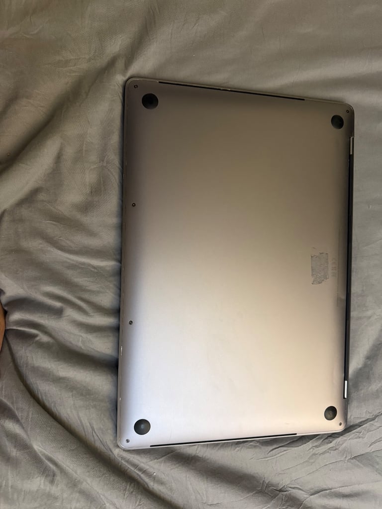 A1990 MacBook pro