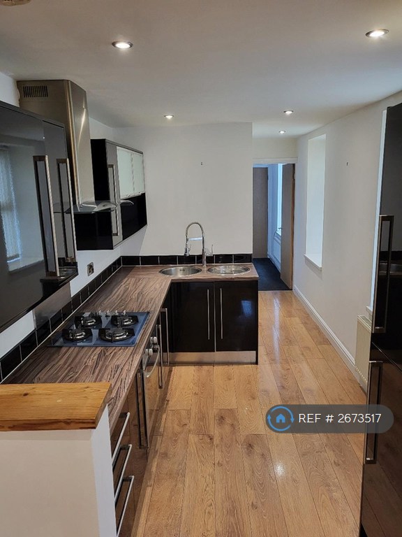 1 bedroom flat in Racecommon Road, Barnsley, S70 (1 bed) (#2673517)