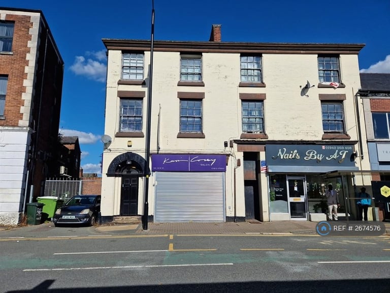 1 bedroom flat in Lord Street, Leigh, WN7 (1 bed) (#2674576)