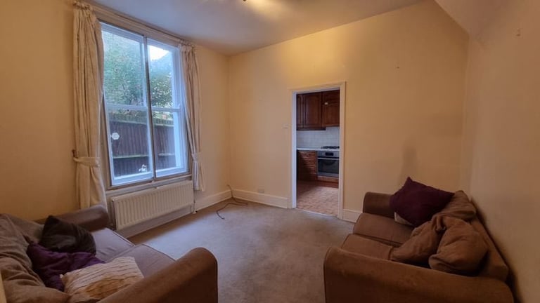 Spacious 2-Bed Ground Floor Flat with Private Garden – 3 Mins to Clapham South Station