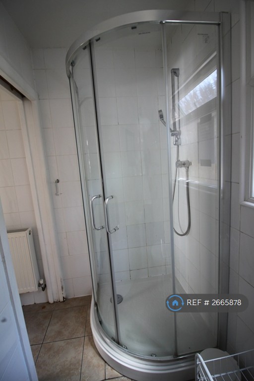 6 bedroom house in Applegarth Avenue, Guildford, GU2 (6 bed) (#2665878)
