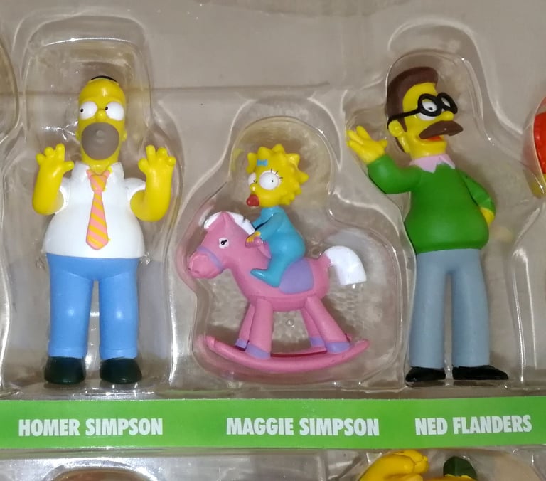 The Simpsons 25 Piece Figurine Collector's Set With Golden Homer + Extra Figure