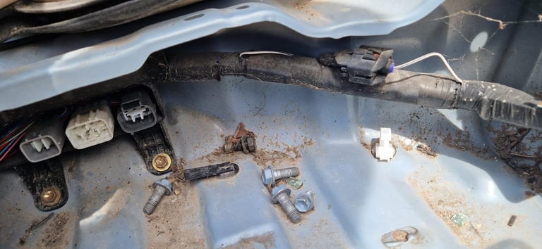 **BREAKING** FRONT SCREEN EXSAUST TOYOTA ALPHARD ALSO BODYSHOP 