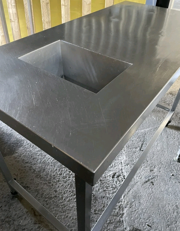 Stainless steel table 