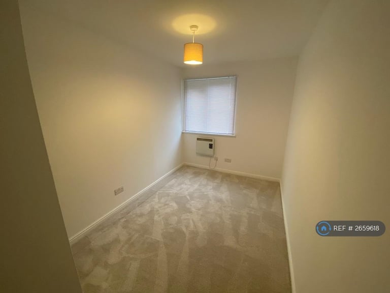 2 bedroom flat in Main Street, Glasgow, G40 (2 bed) (#2659618)