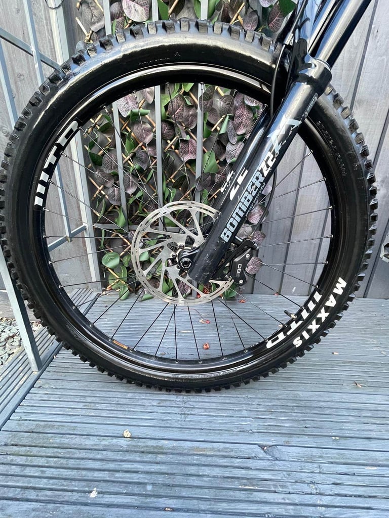 2022 Vitus Escarpe 27 CR mountain bike in velocity blue. 