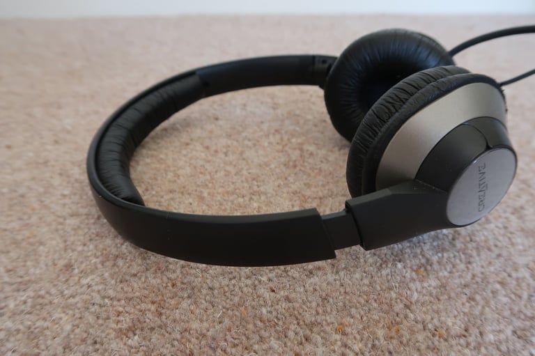 Creative HS-720 Wired Computer / Laptop Headphones with Noise Cancelling Mic