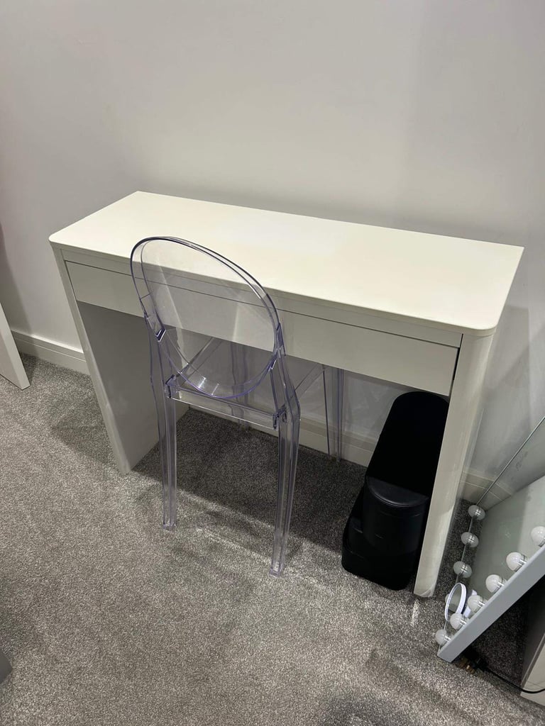 White Gloss bedroom furniture 