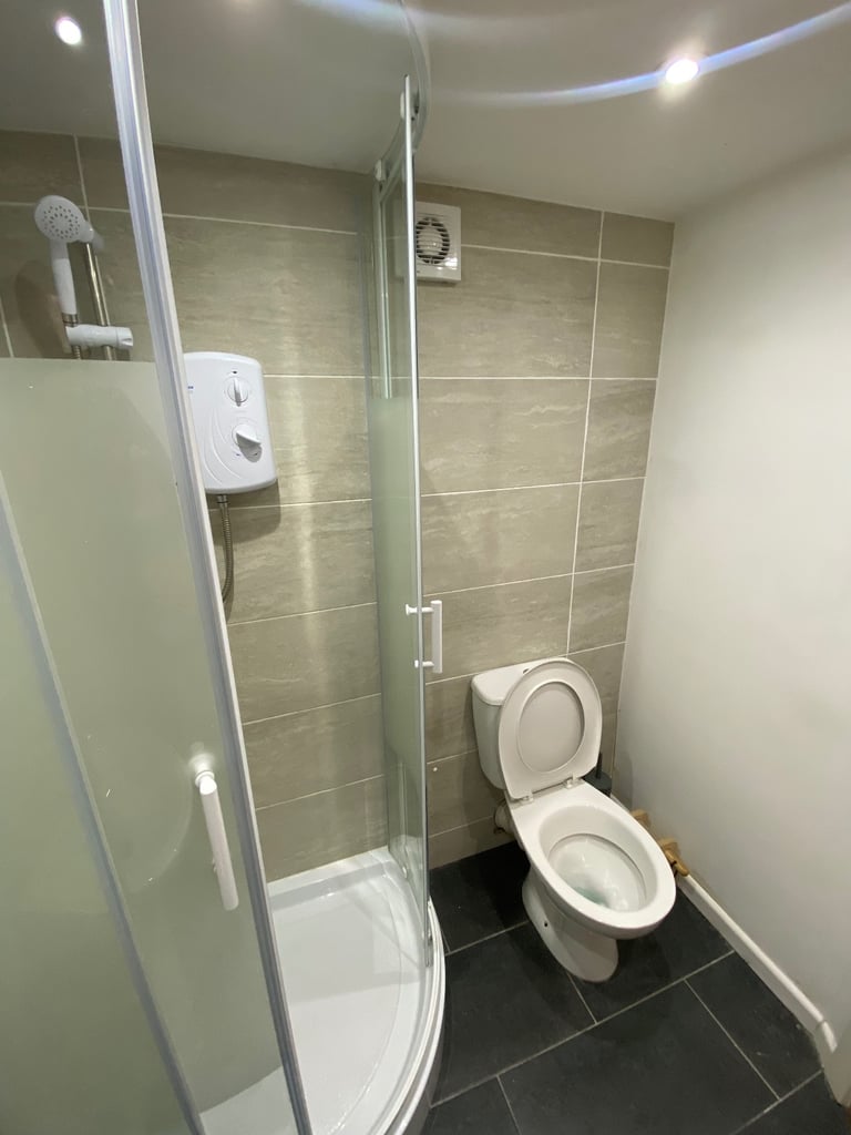 A furnished en-suite bedroom available in a large period property on Bentley Road L8. 