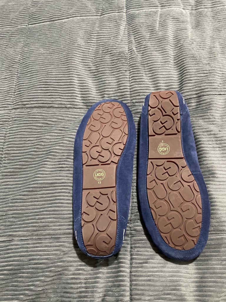 UGG SLIPPERS 