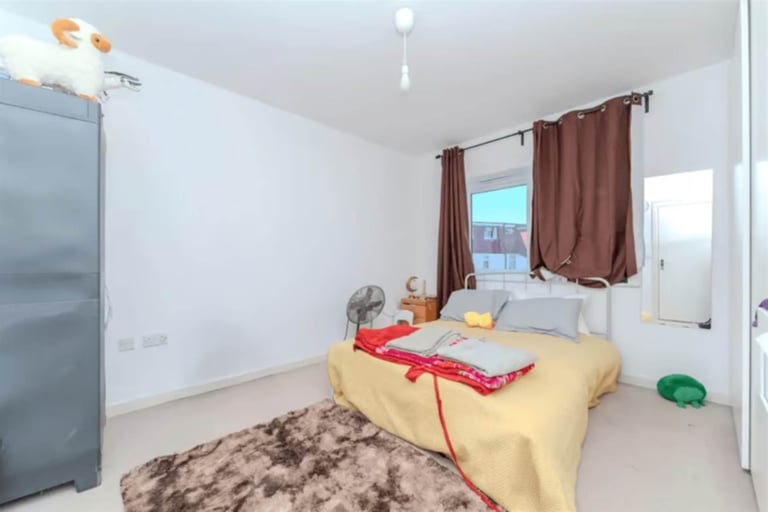 3 bedroom flat in Salisbury Road, Southall