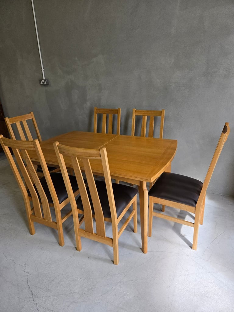 Brand new Ex-display Extending Table and chairs 