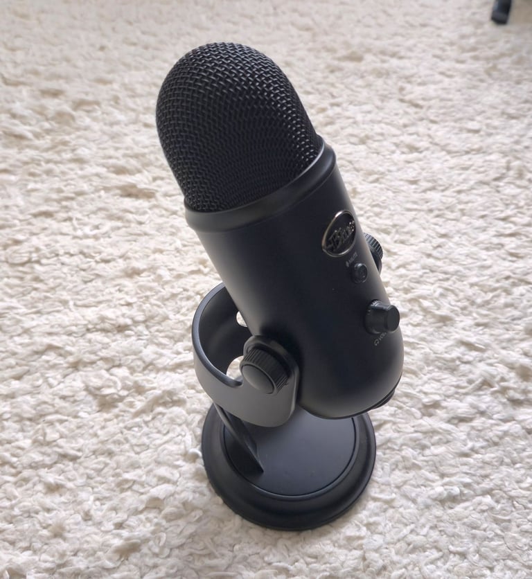 Blue Yeti Premium USB Microphone (Blackout Edition) + Boom Arm + Pop Filter – Like New