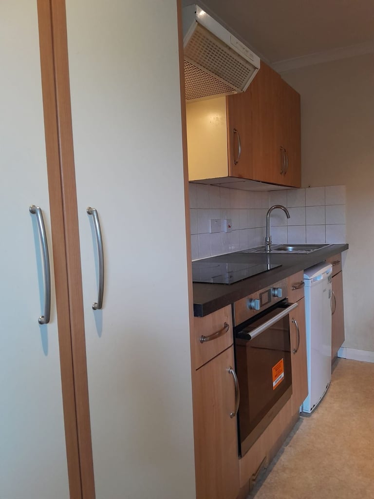Large Studio Flat-Brook Green/Hammersmith W6; Available 3 Nov, £1200 pcm-10 min walk to 5 tube lines