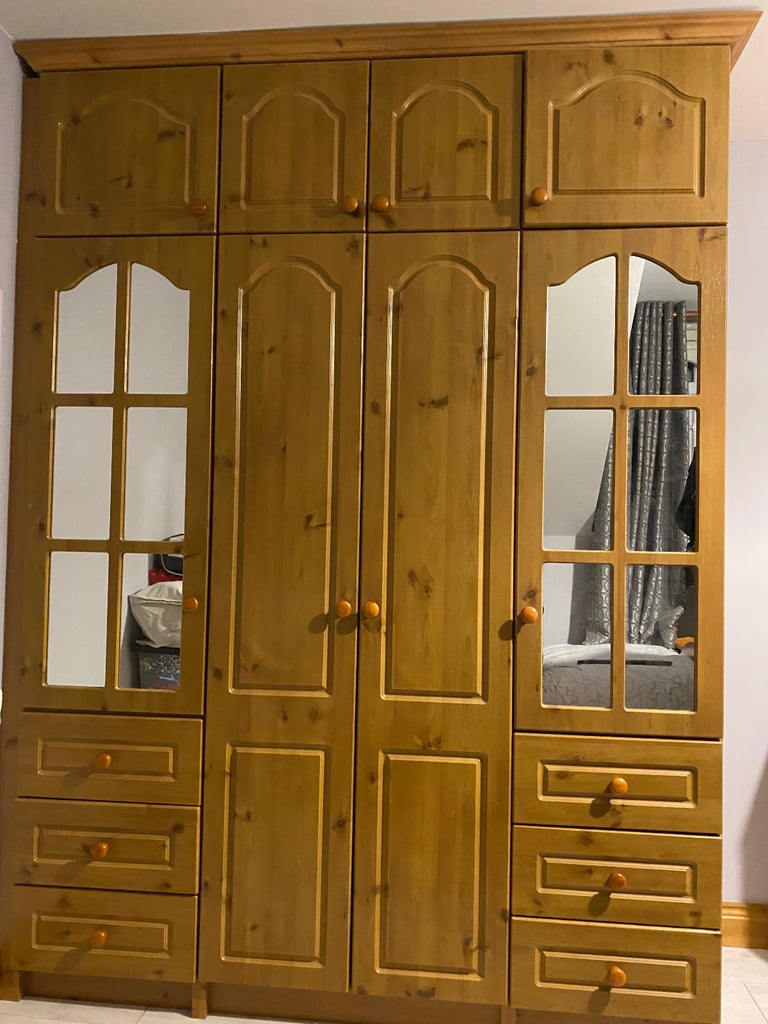 Wardrobe and matching chest of drawers 