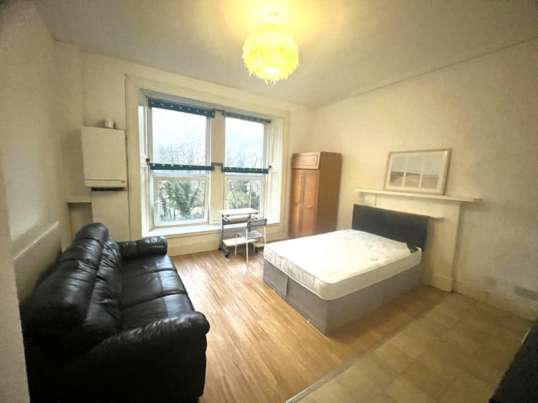 1 bedroom flat in Kelvin Drive, West End, Glasgow, G20 8QN