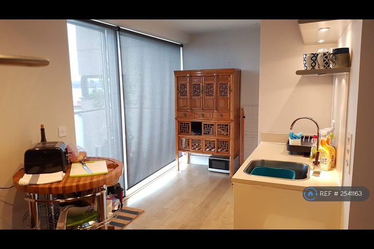 2 bedroom flat in Falcon Drive, Cardiff, CF10 (2 bed) (#2541163)