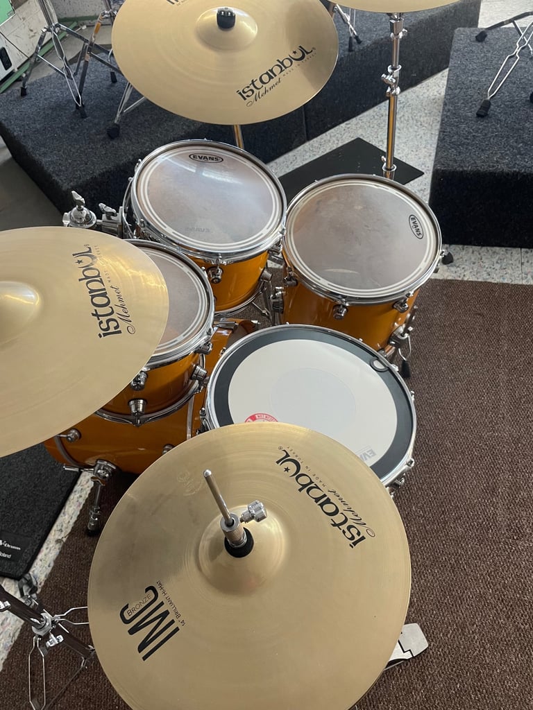 Tamburu drum’s Istanbul cymbals.