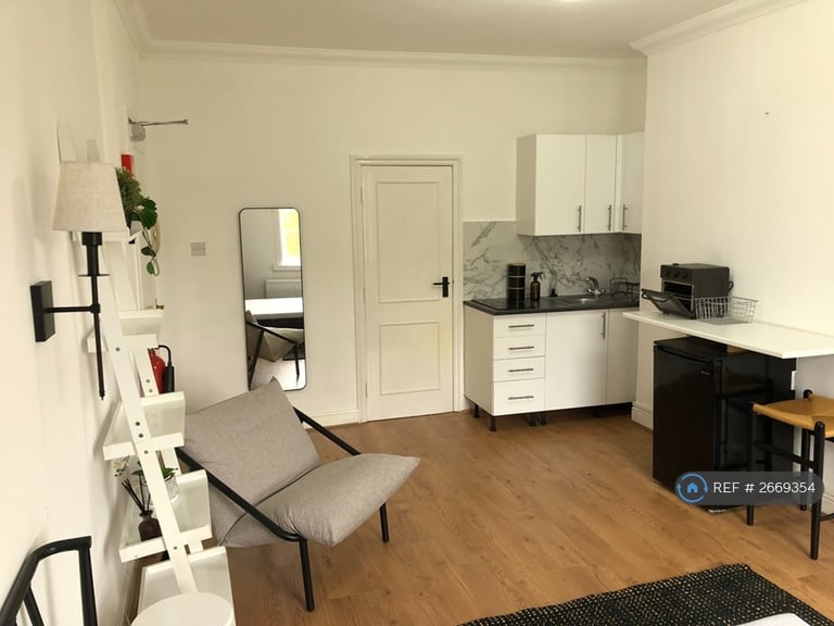 Studio flat in Lancaster Gate, London, W2 (#2669354)