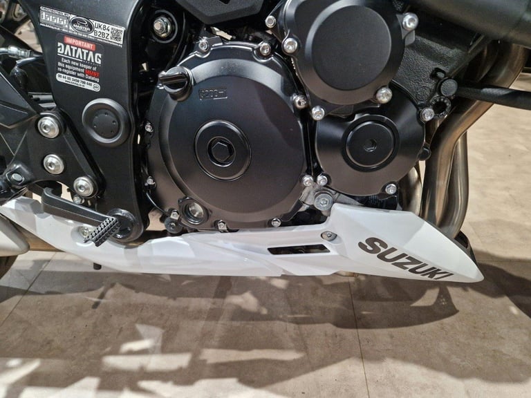 SUZUKI GSXS 750 IN WHITE