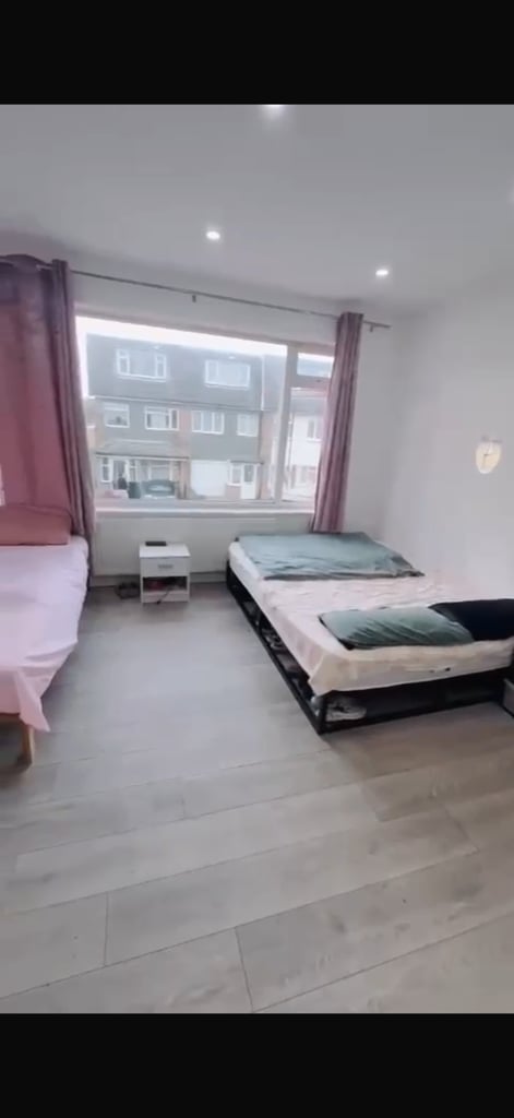 Sharing room bedspace available 