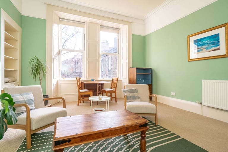 Bright, spacious, extremely well presented 3 bedroom property in Bruntsfield