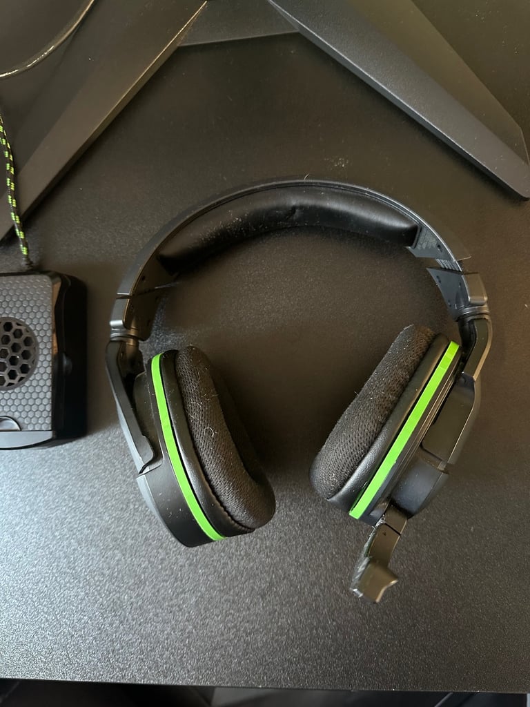 Full gaming set up. Xbox S 1tb, pad, headset, chair, monitor, table