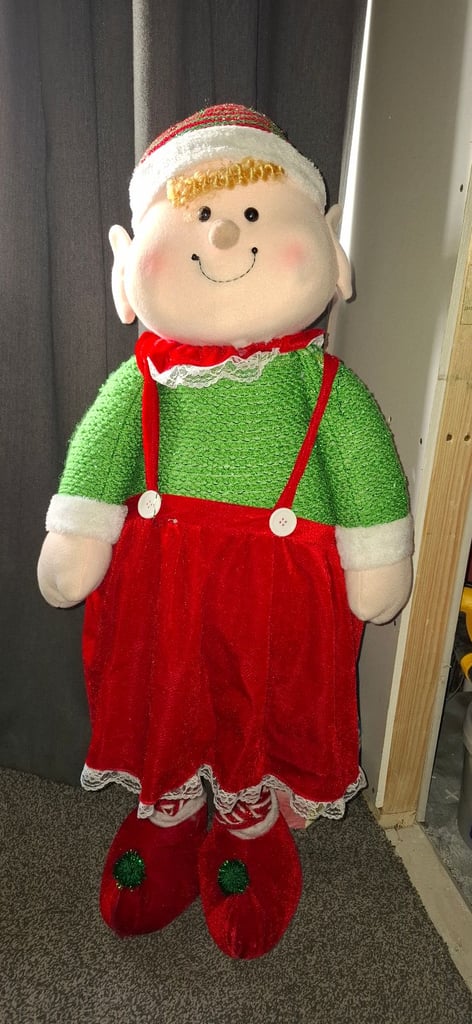 Xl girl elf extending legs 