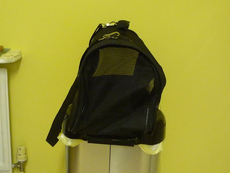Soft sided pet carrier bag with shoulder strap