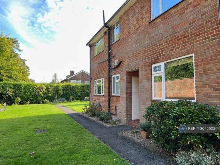 2 bedroom flat in Beacon Hill Court, Hindhead, GU26 (2 bed) (#2645603)