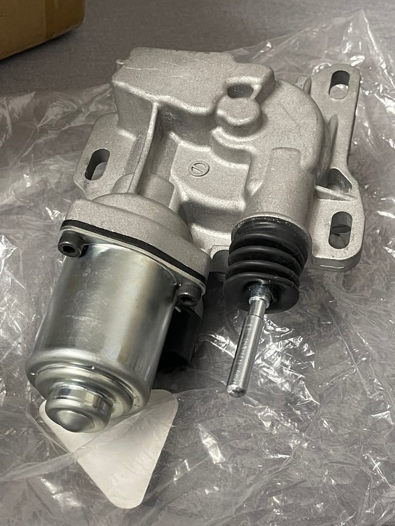 Change clutch actuator slave cylinder Toyota Yaris aygo