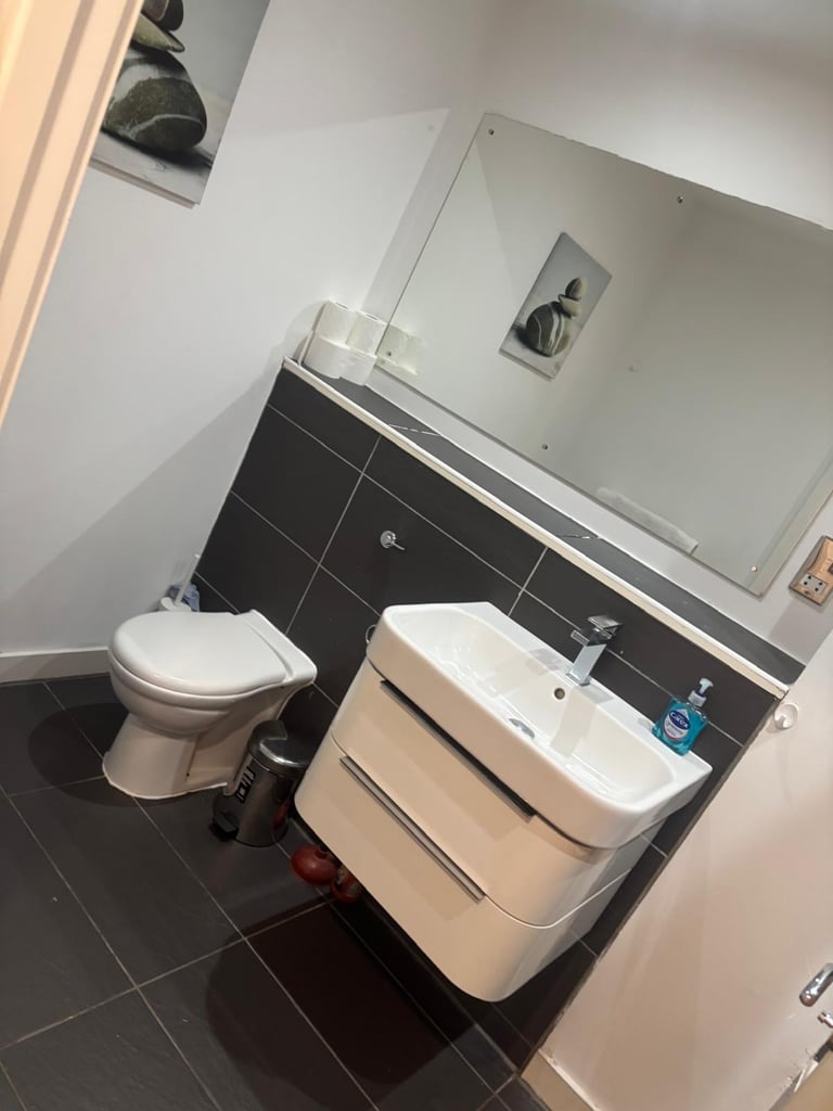 Smart large 2 bed 2 bath city center flat with parking