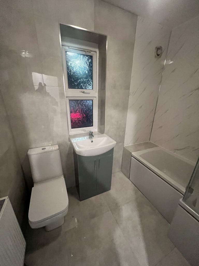 VERY LARGE 1/2 BEDROOM FLAT AVAILABLE NOW IN SHIRLEY FOR £1200! BRAND NEW BATHROOM, NEW CARPETS!