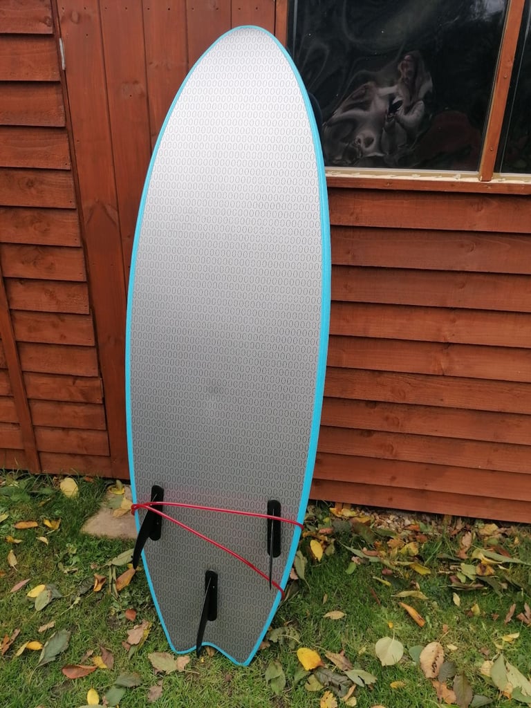 Alder surfboard 5 ft 8 and leash and bag